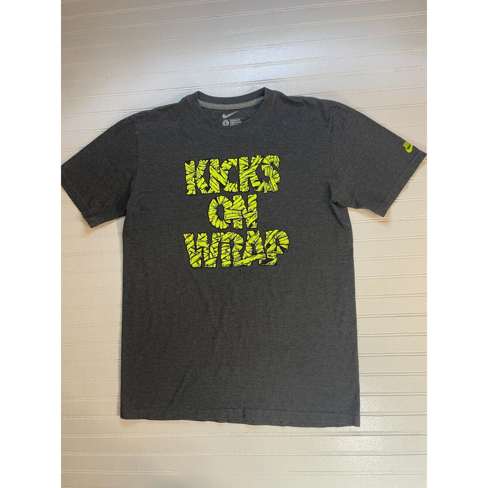 Nike KICKS ON WRAP Tee Shirt Mens L Gray Regular Fit Coupe Droite Corte Normal